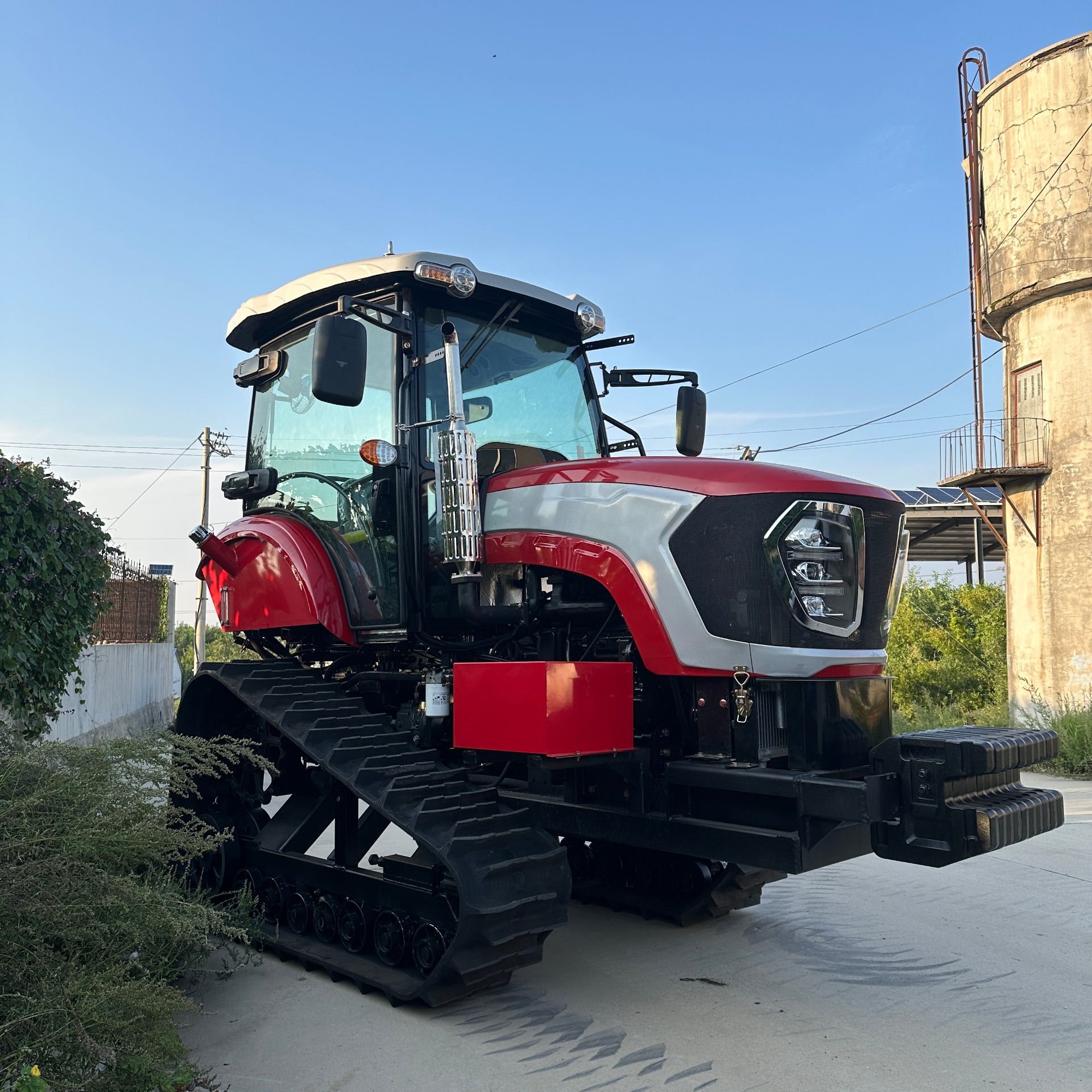 140 HP Crawler Tractor — Luxury Air-Conditioned Cab