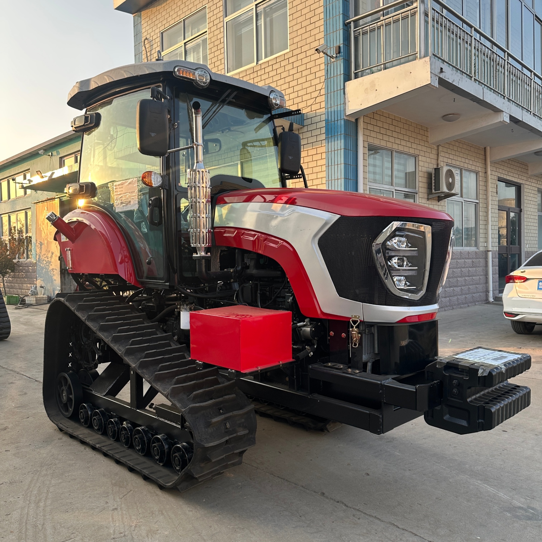 140 HP Crawler Tractor — Export Edition (Luxury Cab)