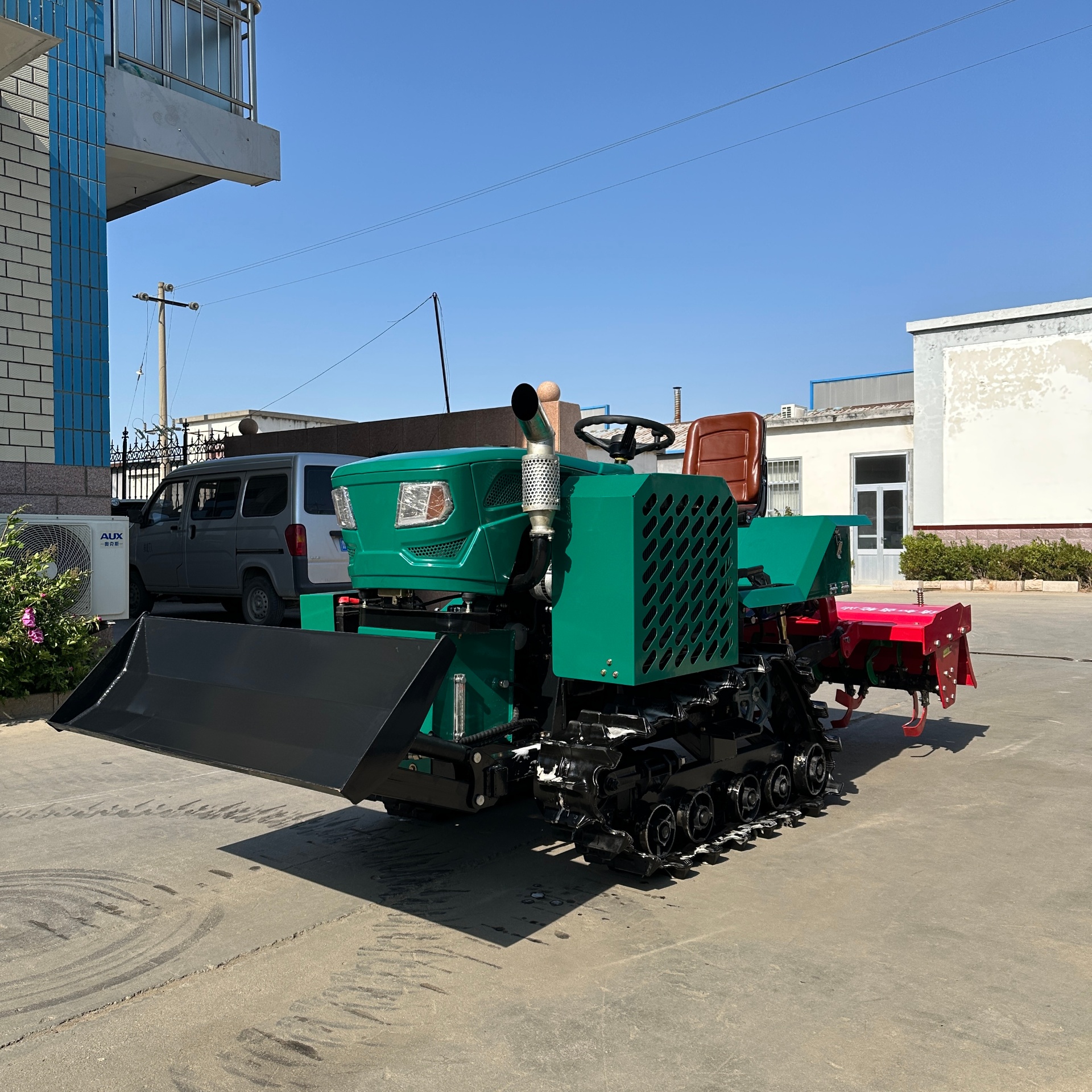 40 HP Three-Cylinder Crawler Tractor — 3-Point Hitch
